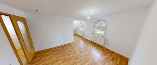 Charmante Dachgeschosswohnung mit offenem Wohn-/Essbereich - Photo 1