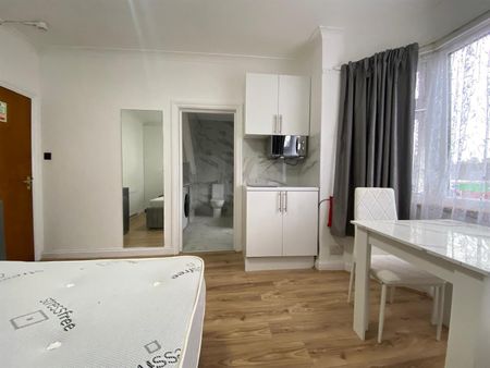 House share to rent in Whitchurch Lane, Edgware, HA8 - Photo 3