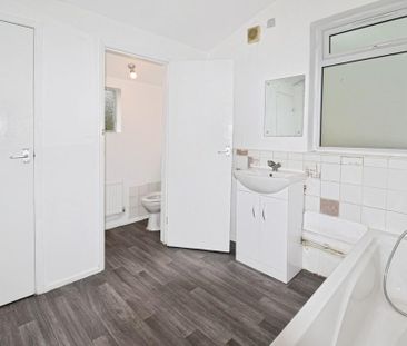 3 bedroom end of terrace house to rent - Photo 3