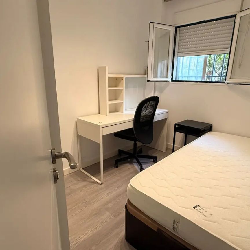 Room in a shared 4-bedroom apartment for rent in Campamento, perfect for professionals and students - Photo 1