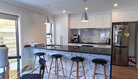 High-End Family Home in Beautiful Whitby - Photo 3