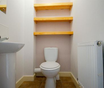 2 bedroom end of terrace house to rent - Photo 4