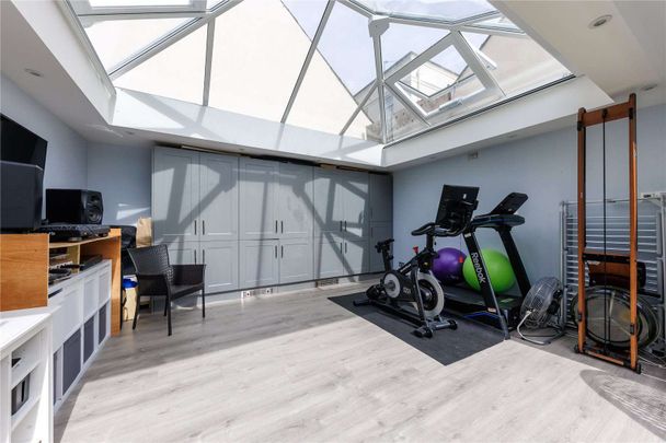 Stunning neoclassical house with garage close to Putney Heath. - Photo 1
