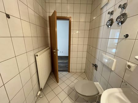 Zentrale Lage trifft Komfort – Wohnung mit Balkon, Innenhofausrichtung und Aufzug in Chemnitz - Photo 4