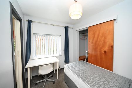 Room 8 9 Eglantine Avenue, Belfast, BT9 6DW - Photo 4