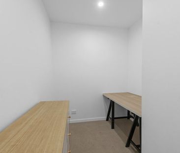 Furnished 1 bed, 1 car park, study and balcony - Photo 2