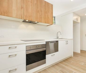 Renovated apartment moments to The Spot - Photo 2