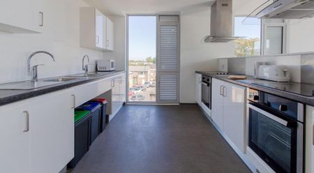 1 bedroom in a flat share to rent - Photo 5