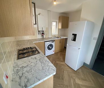 £1,100 PCM, Spacious Newly Refurbished Two Bedroom Second Floor Flo... - Photo 3