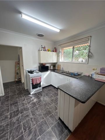 Tidy Two Bedroom Unit - Photo 4