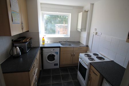 4 bed house to rent in Holborough Close, Colchester - Photo 2