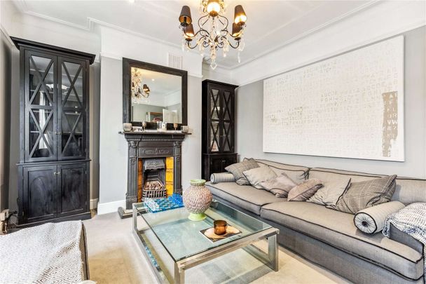 NO SHARERS. A stylish and modern three bedroom maisonette flat located just off Clapham Common. - Photo 1