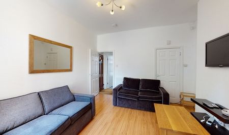 4-Bed Property with Double Bedrooms, Master Bathroom & Ensuite - Photo 2