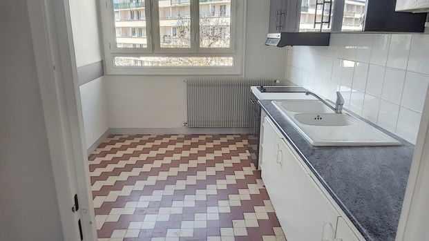 Location Appartement 4 pièces 70m² ROANNE 42300 - Photo 1