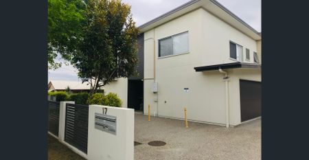 MODERN AIR CONDITIONED TOWNHOUSE - Photo 2