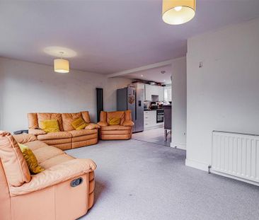 3 bedroom flat to rent - Photo 2