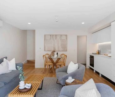 Stunning Townhouse - Photo 2