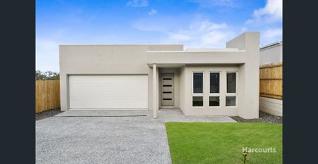 Sleek, Sun-Filled Residence Offering Style, Space & Comfort - Photo 2