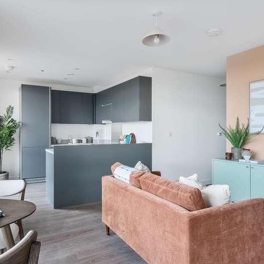 New Road Triangle, Feltham, TW14 - Photo 1