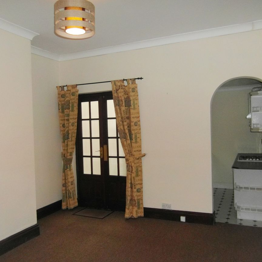 AVAILABLE NOW*** TWO DOUBLE BEDROOMS**** DINING ROOM**** FRONT RECEPTION ROOM FITTED KITCHEN***FAMILY BATHROOM***GARDEN*** ON STREET PARKING ***CENTRAL HEATING*** DOUBLE GLAZED. - Photo 1