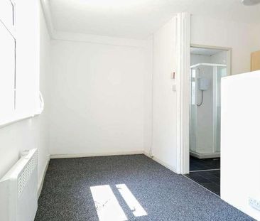 Clifton Drive, Squires Gate, FY4 - Photo 5