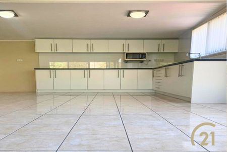 2 Bedroom Half House - Water & Electricity Included - Photo 4