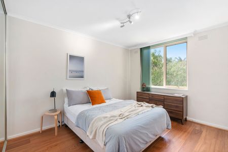 Stylish 2-Bedroom Apartment in the Heart of St Kilda - Photo 4