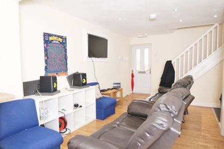 7 Bed Terraced House, Redshaw Close, M14 - Photo 4