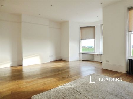 2 bedroom apartment to rent South Terrace, Littlehampton, West Sussex, BN17 - Photo 3