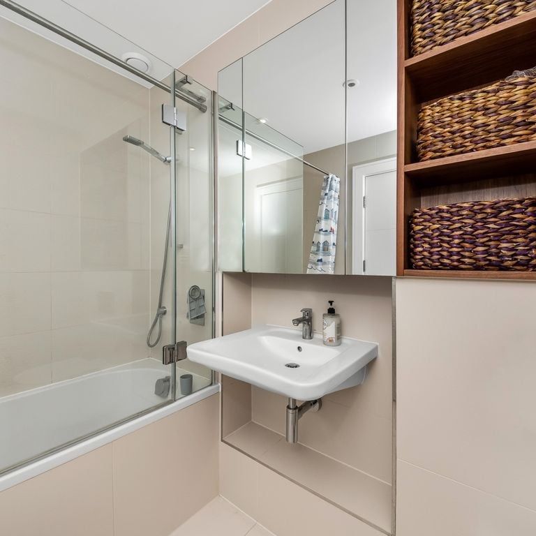 3 Bed Flat, Merlin Court, SE3 - Photo 1