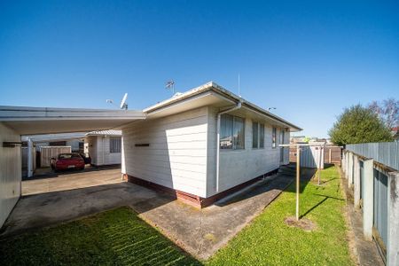 Charming 2BR Townhouse in Palmerston North - Photo 2