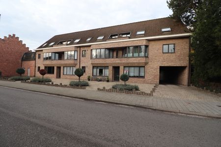 Een gerenoveerd appartement op de benedenverdieping rechts van de rechter ingang met terras en garage. - Photo 4