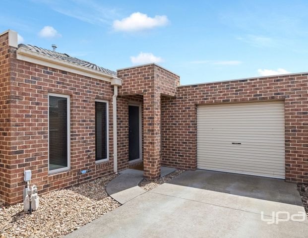 STYLISH UNIT IN A CENTRAL LOCATION! - Photo 1