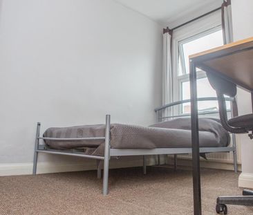 5 bedroom semi-detached house to rent - Photo 3