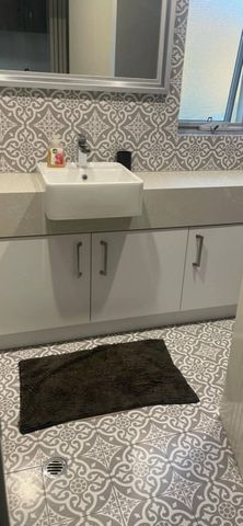 Beautiful Modern 2 bedroom and 2 bathroom apartment - TUART HILL - Photo 3