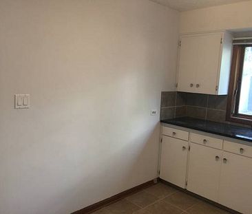 Spacious 2 bdrms walk up lower unit for rent near Stampede! - Photo 3