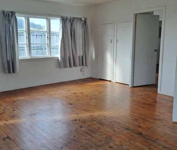 2 bedroom central with added storage rooms! - Photo 1