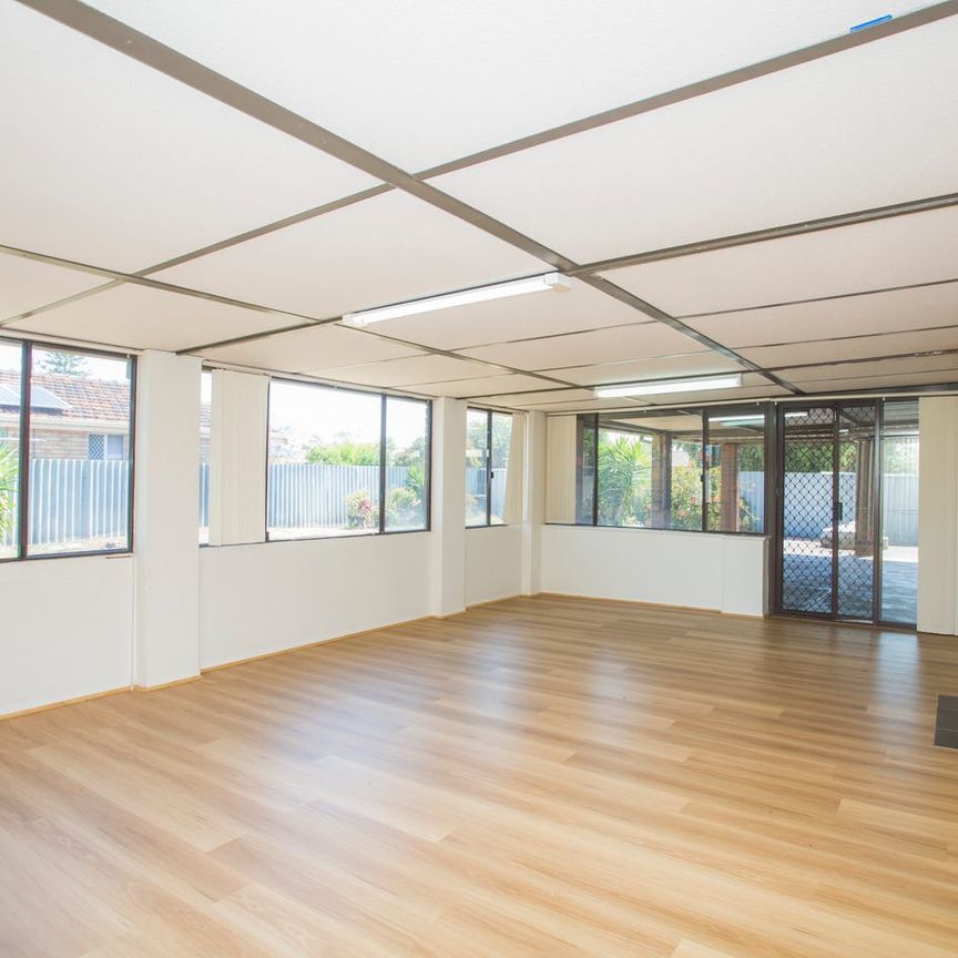 Move-In Ready Family Home! - Photo 1