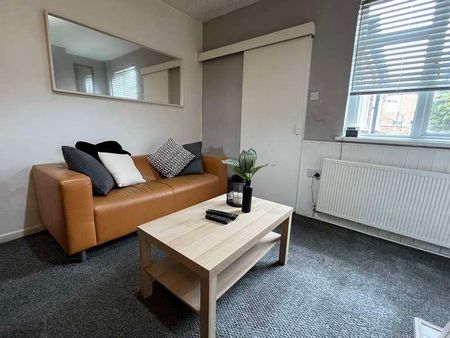 Bed En-suite Student Property / Available Now, LN5 - Photo 2