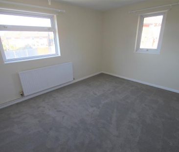 3 bedroom end of terrace house to rent - Photo 3