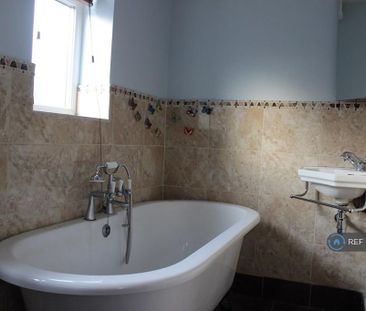 4 bedroom semi-detached house to rent - Photo 6