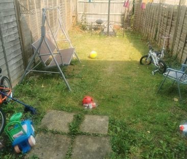 2 Bed Terraced House, Larkspur Gardens, LU4 - Photo 2