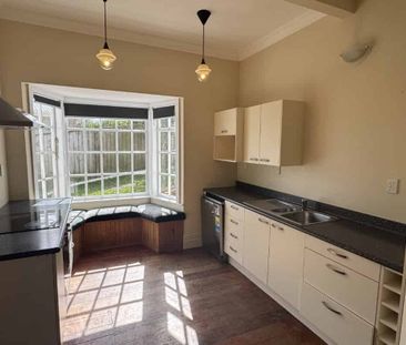WELL PRESENTED FAMILY HOME: - Photo 3