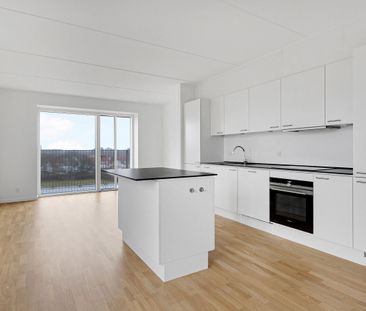 Skøn og lys 3-værelses lejlighed ved vandet med stor privat tagterr... - Photo 4