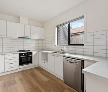 STUNNING TOWNHOUSE - NEAR NEW - Photo 3