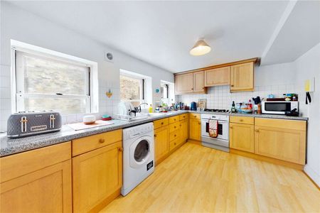 A fantastic 2 bedroom apartment with access to communal gardens. - Photo 2