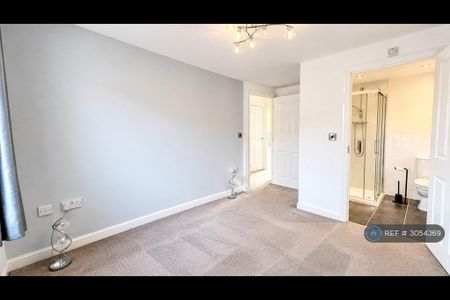 3 bedroom semi-detached house to rent - Photo 5