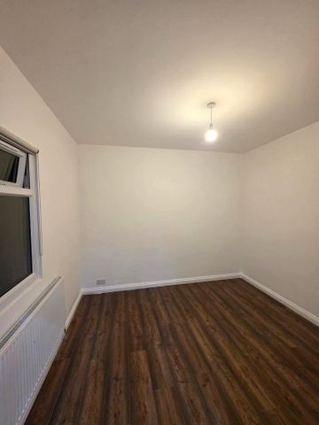 3 bedroom flat to rent - Photo 3