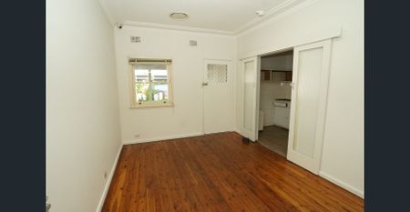 House behind the shop - Photo 2