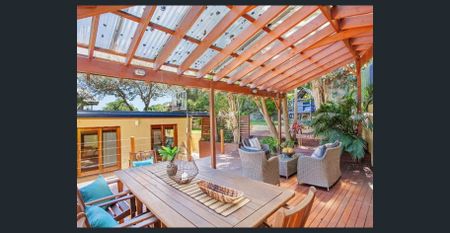 Light filled, private family oasis - Photo 5